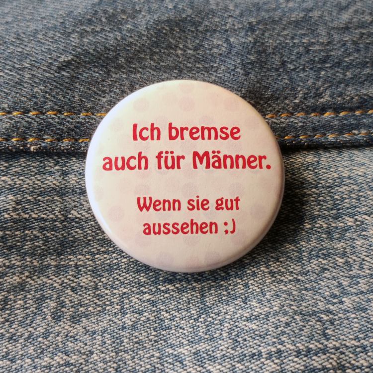 Ansteckbutton Ich bremse auch für Männer. auf Jeans